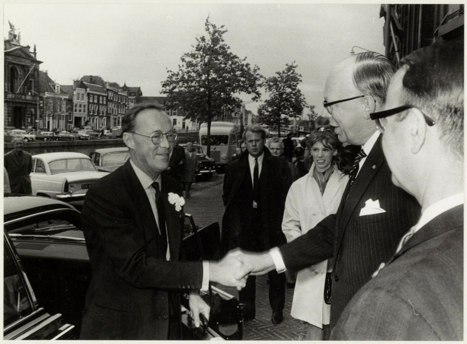 Bezoek van Z.K.H. Prins Bernhard aan de Koninklijke Hollandsche Maatschappij der Wetenschappen waar hij werd verwelkomd door Jhr. mr. C.C. van Valkenburg