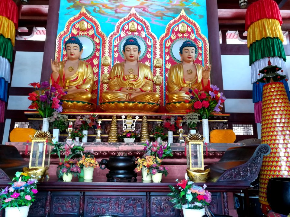 Bhaisajyaguru (left), Gautama Buddha (middle) and Amitābha (right), Lingsheng Temple