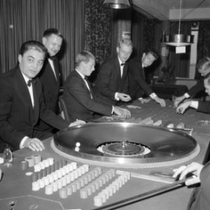 Bezoekers terwijl ze roulette spelen, Bestanddeelnr 918-3442