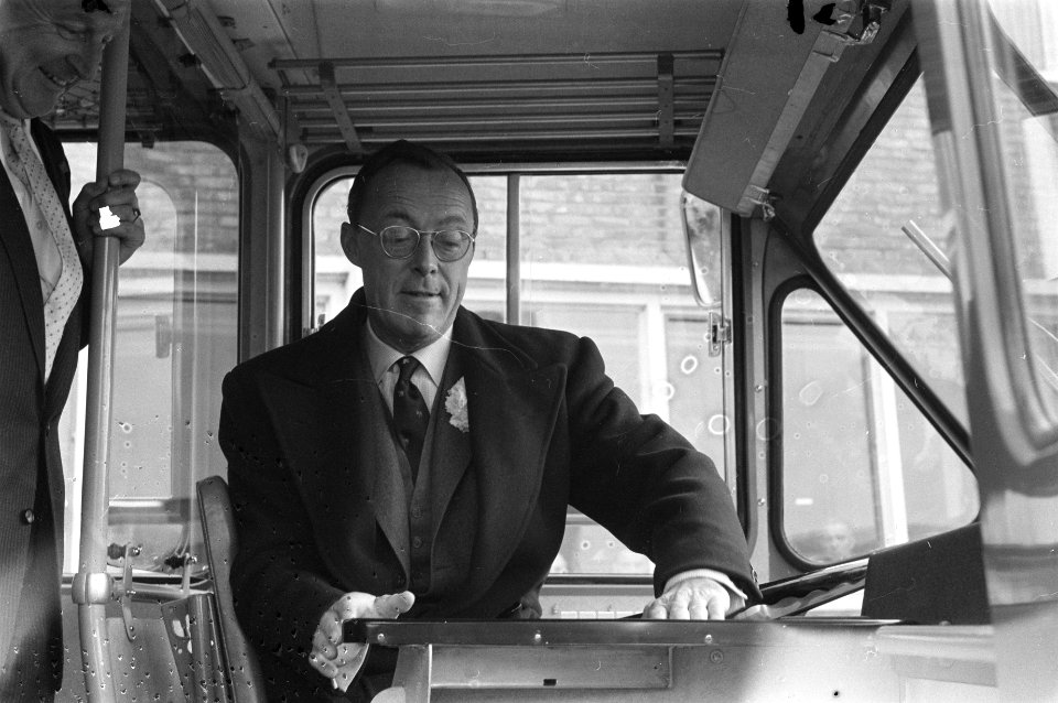 Bezoek van Z. K. H. Prins Bernhard aan Waddinxveen. Bezoek aan autobusondernemin, Bestanddeelnr 912-2879