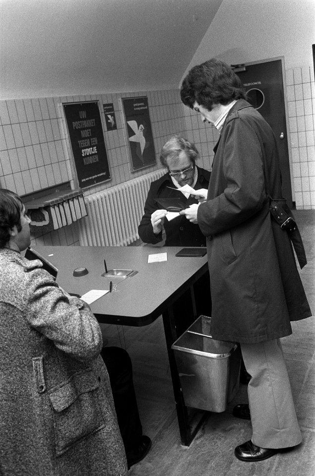 Bezoekers vullen formulieren in, Bestanddeelnr 926-8791