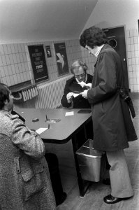 Bezoekers vullen formulieren in, Bestanddeelnr 926-8791