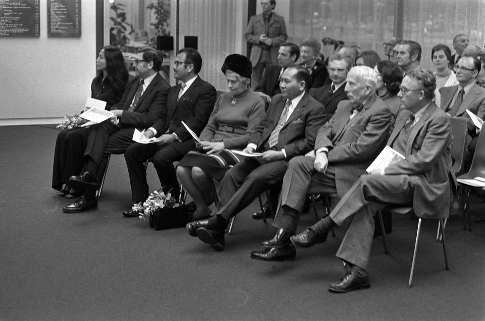 Bezoekers tijdens de opening, Bestanddeelnr 926-8880