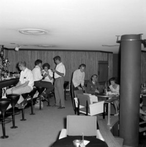 Bezoekers van de bar in het Avia-hotel, Bestanddeelnr 255-3101