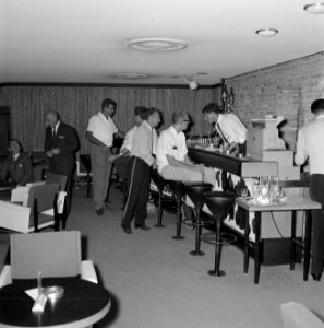Bezoekers van de bar in het Avia-hotel, Bestanddeelnr 255-3100