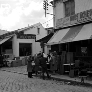 Bezoekers van een meubelzaak op de vlooienmarkt, Bestanddeelnr 254-0572