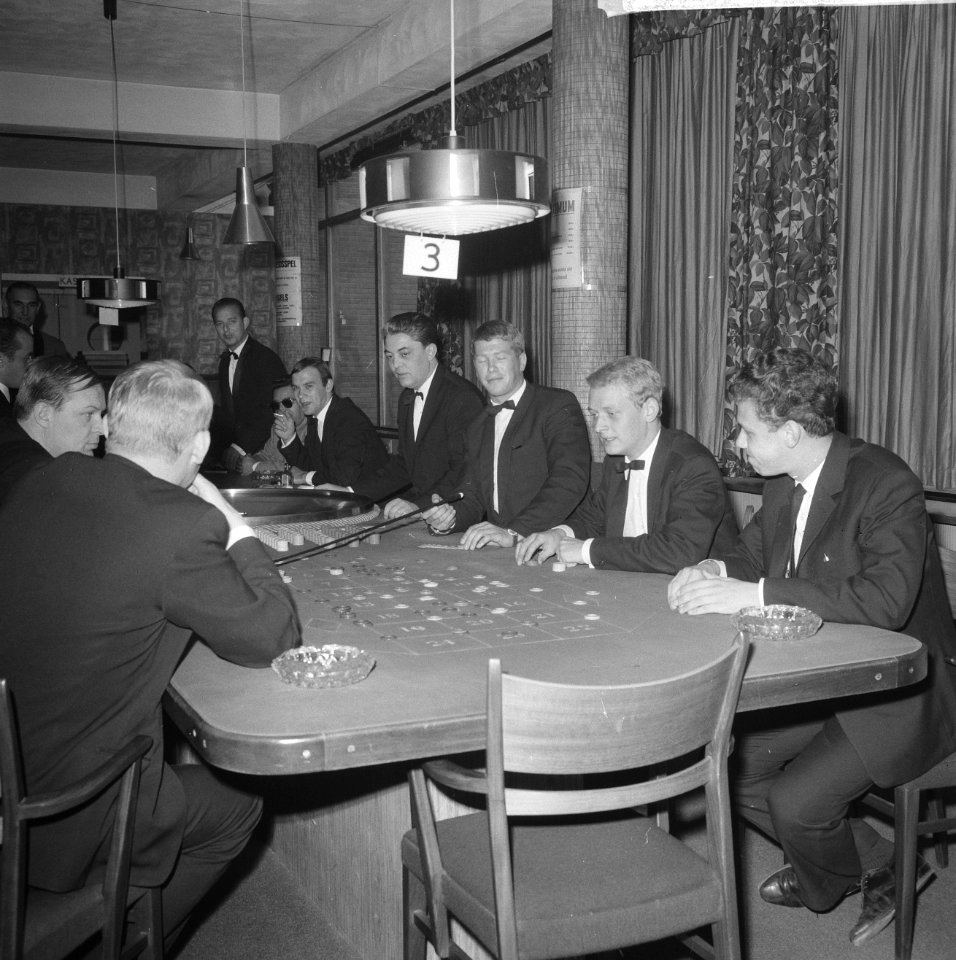 Bezoekers terwijl ze roulette spelen, Bestanddeelnr 918-3449