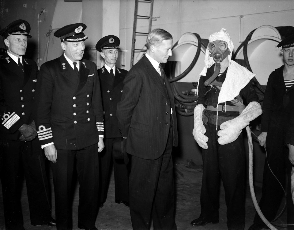 Bezoek leden Raad van Staten en SG op de Karel Doorman, Bestanddeelnr 903-1185