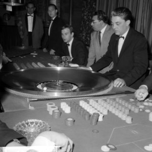 Bezoekers terwijl ze roulette spelen, Bestanddeelnr 918-3443