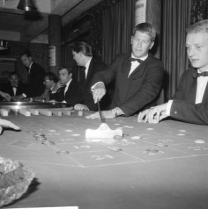 Bezoekers terwijl ze roulette spelen, Bestanddeelnr 918-3450
