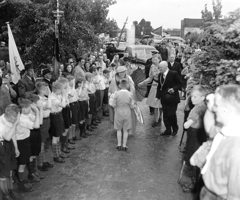 Bezoek van koningin Wilhelmina aan Ammerzoden in de Bommelerwaard, teneinde zich, Bestanddeelnr 902-7782