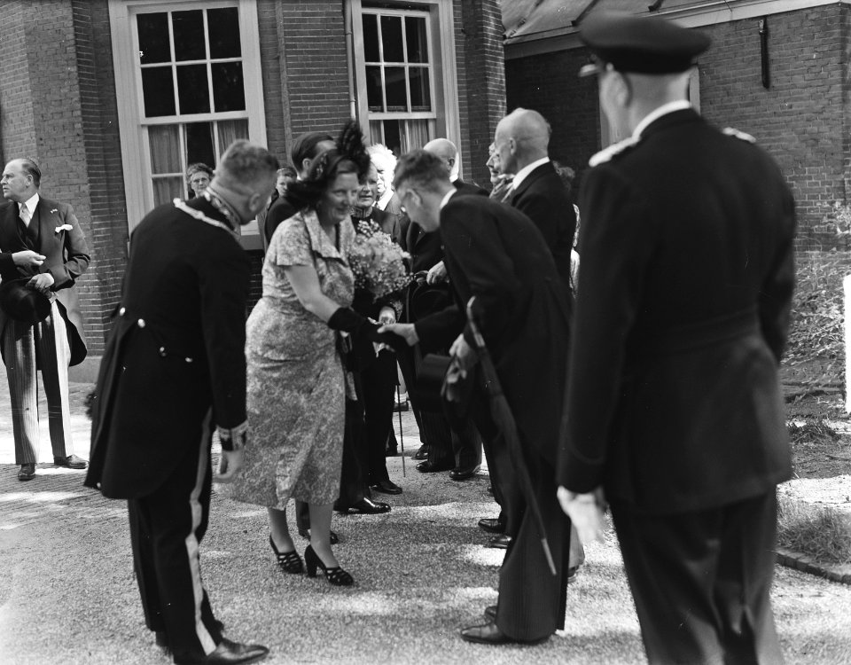 Bezoek van koningin Juliana en prins Bernhard aan Gelderland. Tentoonstelling M, Bestanddeelnr 904-0692