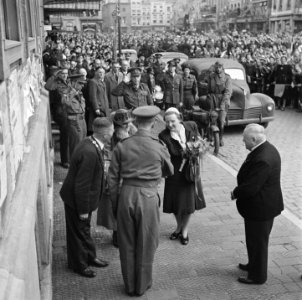 Bezoek van koningin Wilhelmina en prinses Juliana aan Breda. Ontvangst door waar, Bestanddeelnr 900-2742