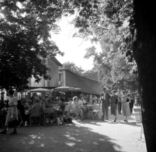 Bezoekers op een terras in het Kurpark van Bad Mergentheim, Bestanddeelnr 254-3213