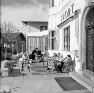 Bezoekers op het terras van Hotel Sport in Igls, Bestanddeelnr 254-4325