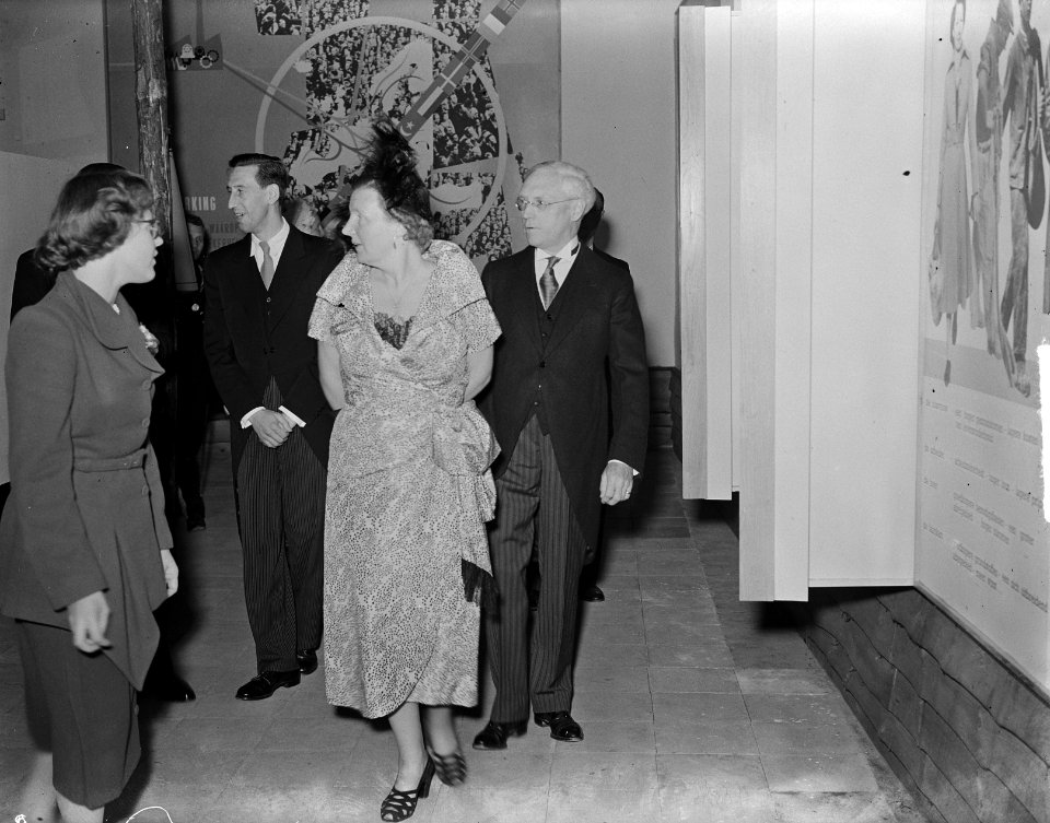 Bezoek van koningin Juliana en prins Bernhard aan Gelderland. Tentoonstelling M, Bestanddeelnr 904-0693