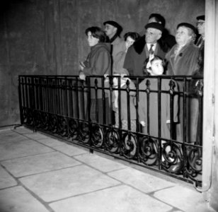 Bezoekers staan achter een hek in een ruimte van het museum, Bestanddeelnr 254-0079