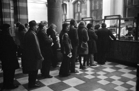 Bezoekers staan in de rij in het postkantoor, Bestanddeelnr 926-9327