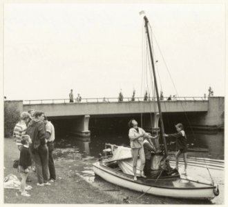 Bezoekers per zeilboot in de Jan Gijzenvaart voor de jeugdherberg. Op de achtergrond de Sinneveltbrug. NL-HlmNHA 54010696