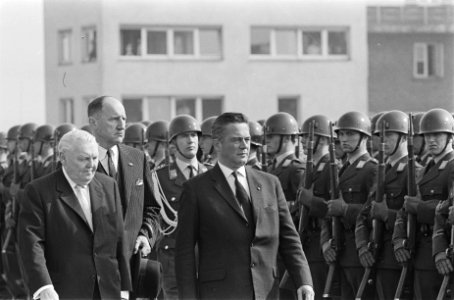 Bezoek minister president Marijnen en minister Luns aan West Duitsland aankomst , Bestanddeelnr 934-6441