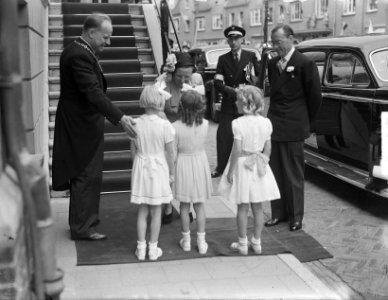 Bezoek van koningin Juliana en prins Bernhard in Gelderland. In Wageningen met k, Bestanddeelnr 904-0682