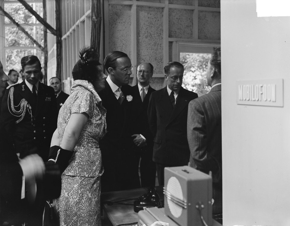 Bezoek van koningin Juliana en prins Bernhard aan Gelderland. Tentoonstelling M, Bestanddeelnr 904-0690