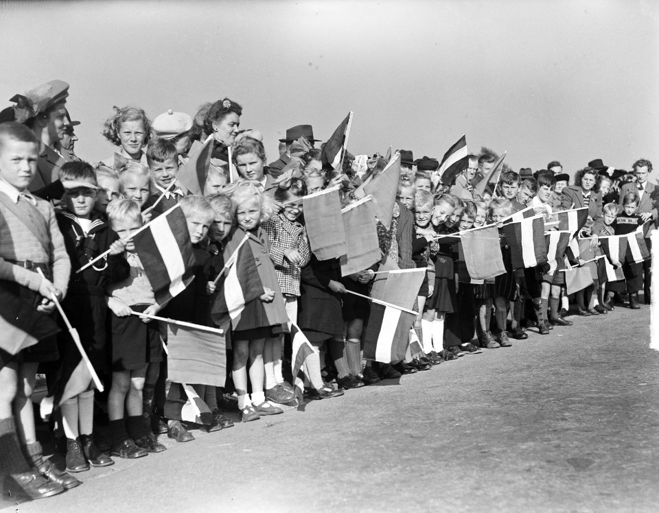 Bezoek Koninklijke Familie aan Overijssel. Kinderen met vlaggetjes langs de weg, Bestanddeelnr 903-6518