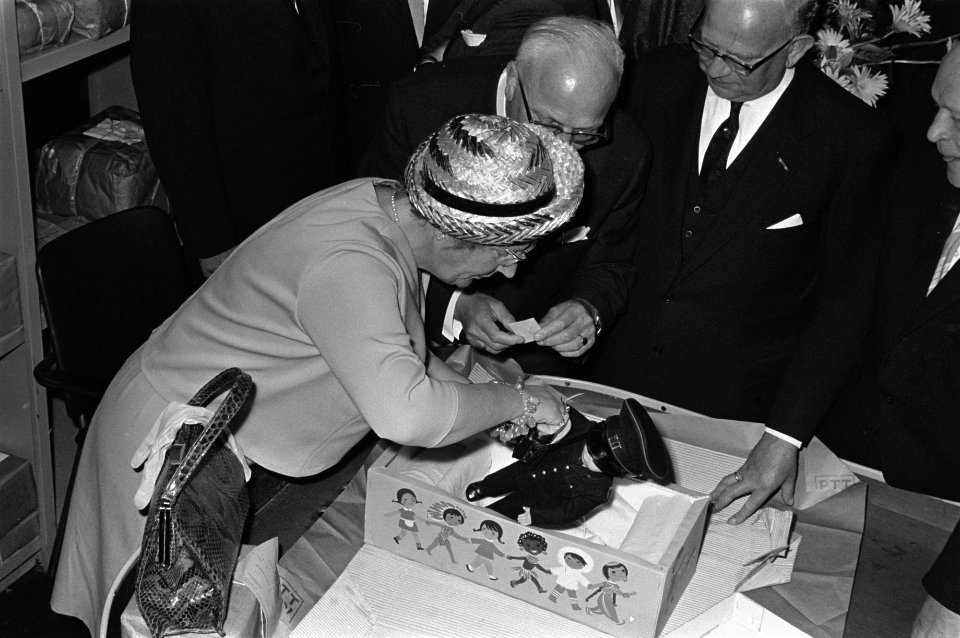 Bezoek van koningin Juliana aan Staatsbedrijf der PTT in Rotterdam, Bestanddeelnr 915-1005