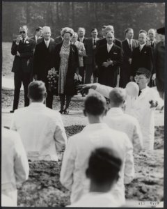 Bezoek van koningin Juliana en prins Bernhard aan de TH Twente. Links prof.dr. G, Bestanddeelnr 015-0779