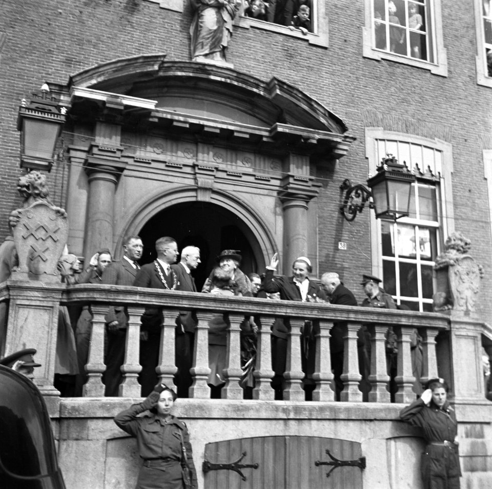 Bezoek van koningin Wilhelmina en prinses Juliana aan Breda. Het koninklijk gez…, Bestanddeelnr 900-2743