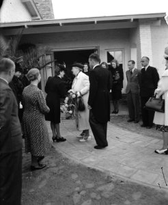 Bezoek van koningin Wilhelmina aan Hengelo en Enschede. Zij ontving o.a. enige i, Bestanddeelnr 901-8853