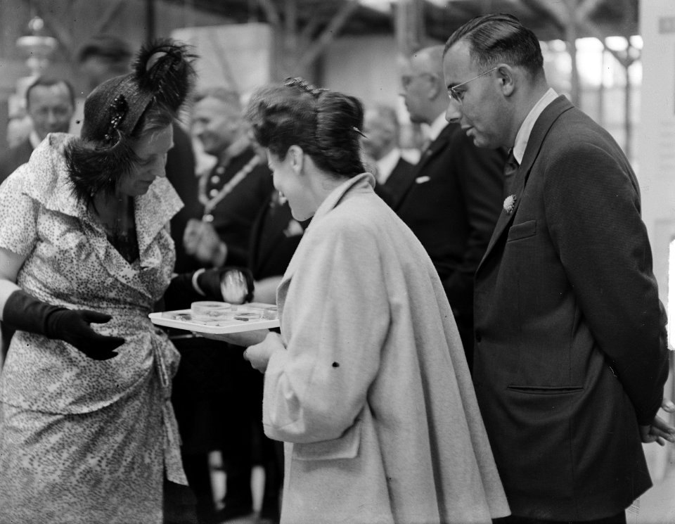 Bezoek van koningin Juliana en prins Bernhard aan Gelderland. Tentoonstelling M, Bestanddeelnr 904-0691