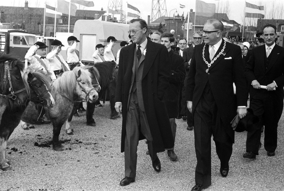 Bezoek van Z. K. H. Prins Bernhard aan Waddinxveen. Bezoek aan Kempes Meubelfabr, Bestanddeelnr 912-2875