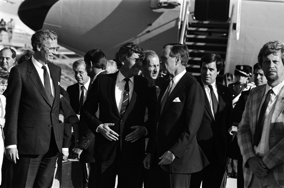 Bezoek vice-president Bush van de VS de verwelkoming bij vliegtuigtrap door pre, Bestanddeelnr 933-3629