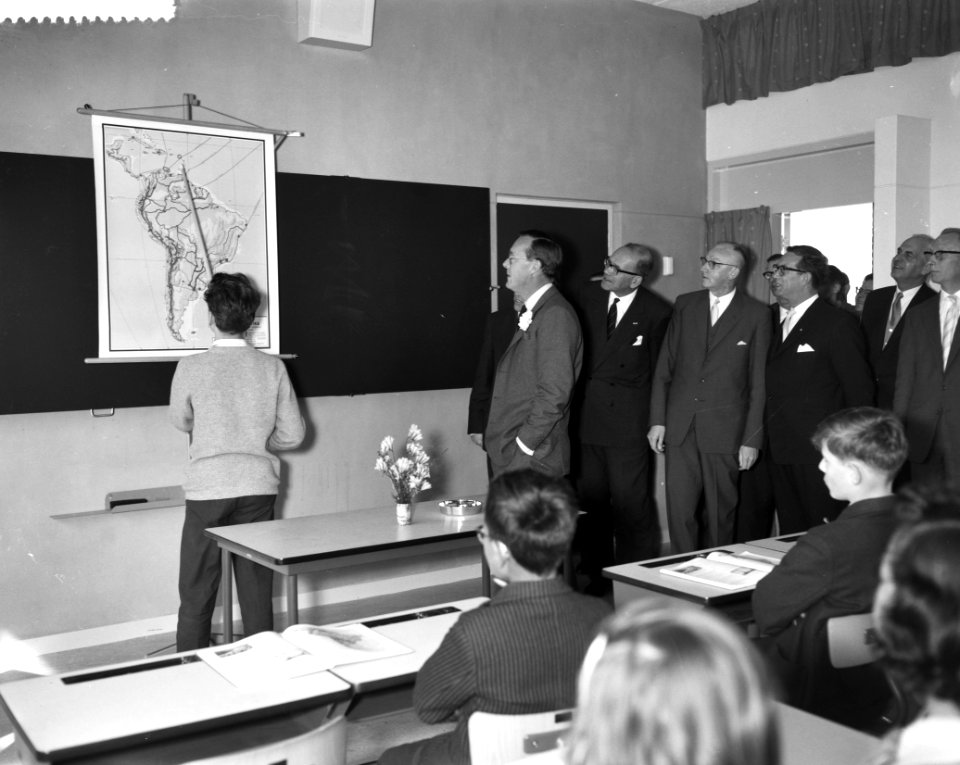 Bezoek van Prins Bernhard aan de Protestants Christelijke School Prins Bernhard, Bestanddeelnr 912-2794