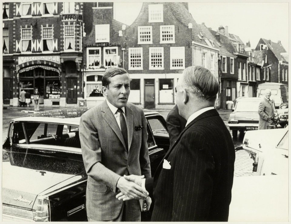 Bezoek van Prins Claus aan de firma Joh. Enschede & zonen aan het Klokhuisplein. NL-HlmNHA 54012016