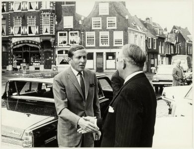 Bezoek van Prins Claus aan de firma Joh. Enschede & zonen aan het Klokhuisplein. NL-HlmNHA 54012016