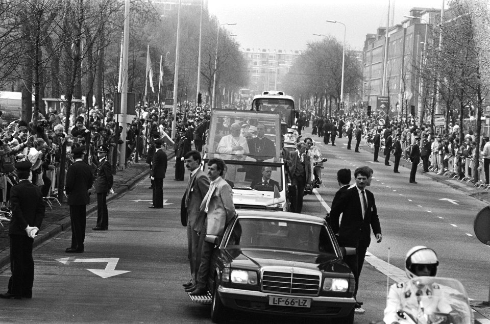 Bezoek Paus Johannes Paulus II aan Nederland Paus in Pausmobiel met veel bewaki, Bestanddeelnr 933-3277