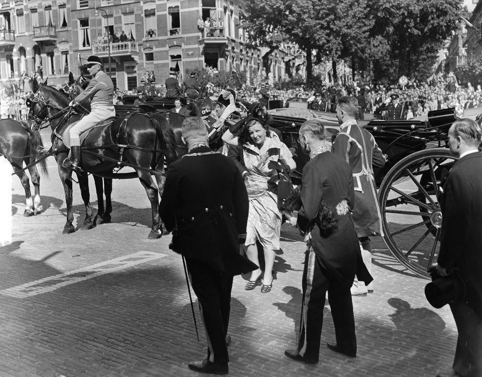 Bezoek van koningin Juliana en prins Bernhard aan Gelderland. Aankomst in Arnhem, Bestanddeelnr 904-0686