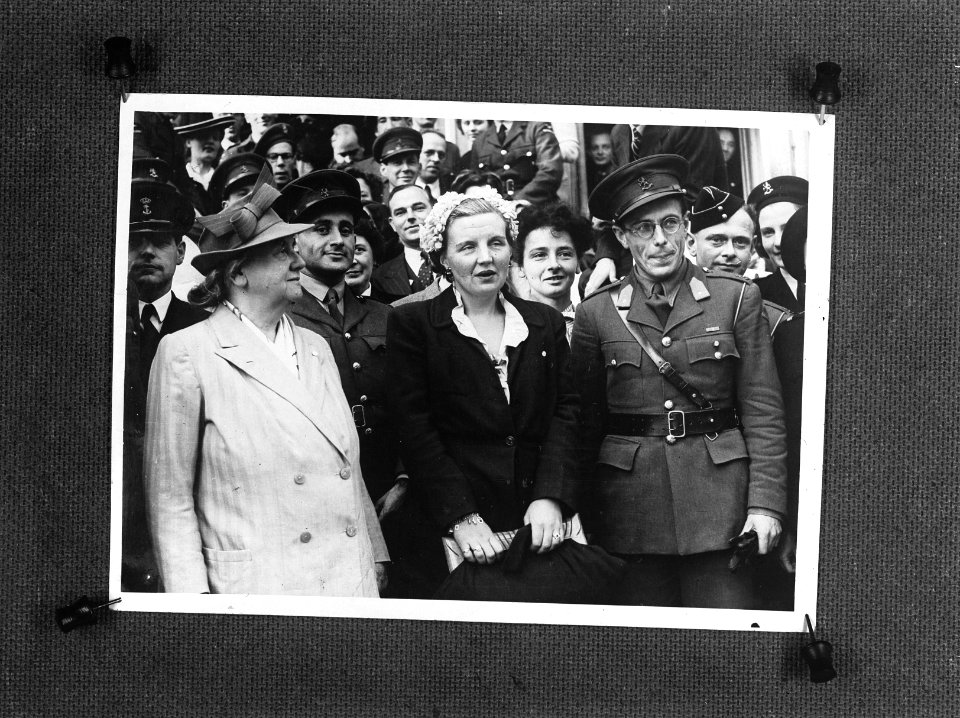 Bezoek van koningin Wilhelmina en prinses Juliana aan de Nederlandse club Oranj, Bestanddeelnr 935-2592