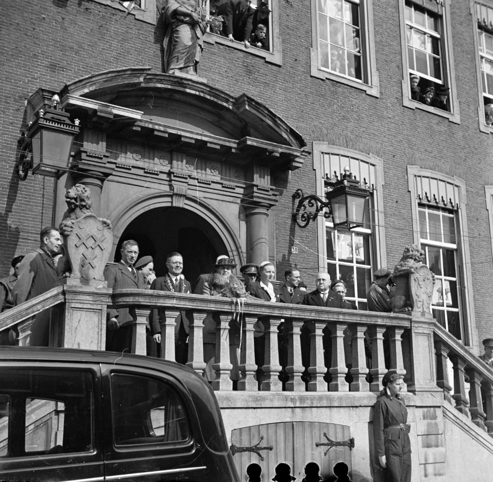 Bezoek van koningin Wilhelmina en prinses Juliana aan Breda. Het koninklijk gez…, Bestanddeelnr 900-2744