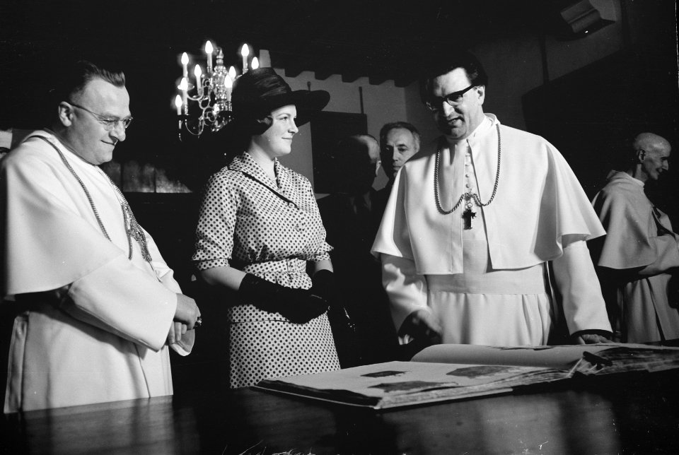 Bezoek van Prinses Irene aan Noord-Brabant. Prinses Irene in het Norbertinekloos, Bestanddeelnr 912-5402
