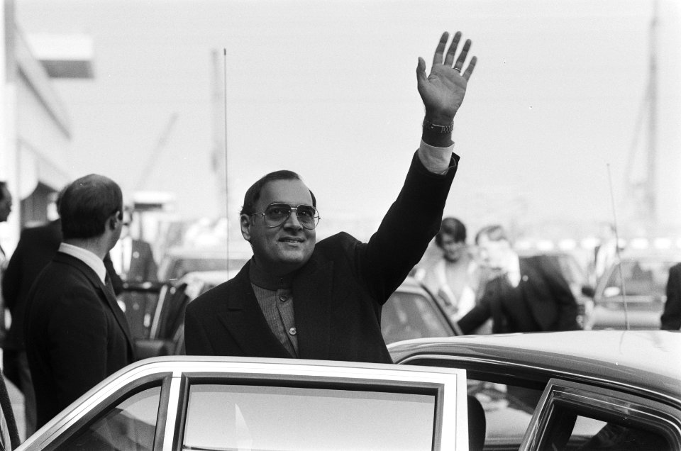 Bezoek premier Rajiv Gandhi van India premier Gandhi zwaaiend, Bestanddeelnr 933-4641