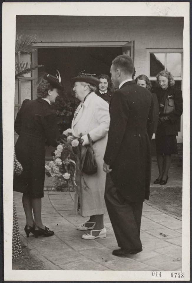 Bezoek van koningin Wilhelmina aan Hengelo en Enschede. Zij ontving o.a. enige i, Bestanddeelnr 014-0738