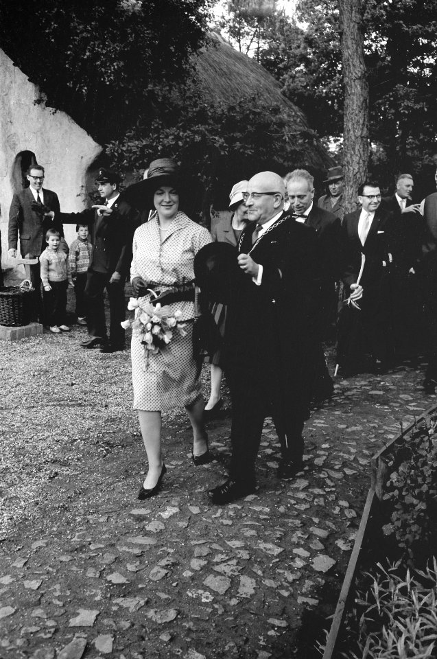 Bezoek van Prinses Irene aan Noord-Brabant Rondgang over de Efteling met burg, Bestanddeelnr 912-5407