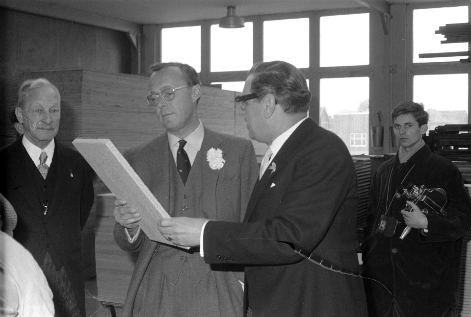 Bezoek van Z. K. H. Prins Bernhard aan Waddinxveen. Bezoek aan Kempes Meubelfabr, Bestanddeelnr 912-2876