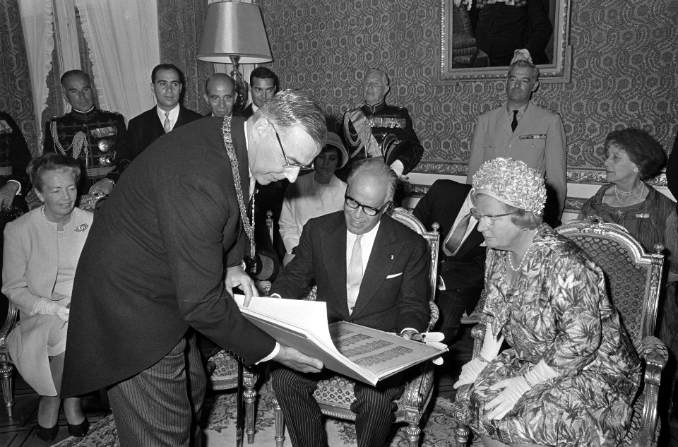 Bezoek President Bourguiba van Tunesie, Burgemeester Van Hall overhandigt Presid, Bestanddeelnr 919-3268
