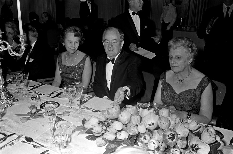 Bezoek vice president Humphrey , regeringsdiner, v.l.n.r mevrouw Luns , Humphrey, Bestanddeelnr 920-1893