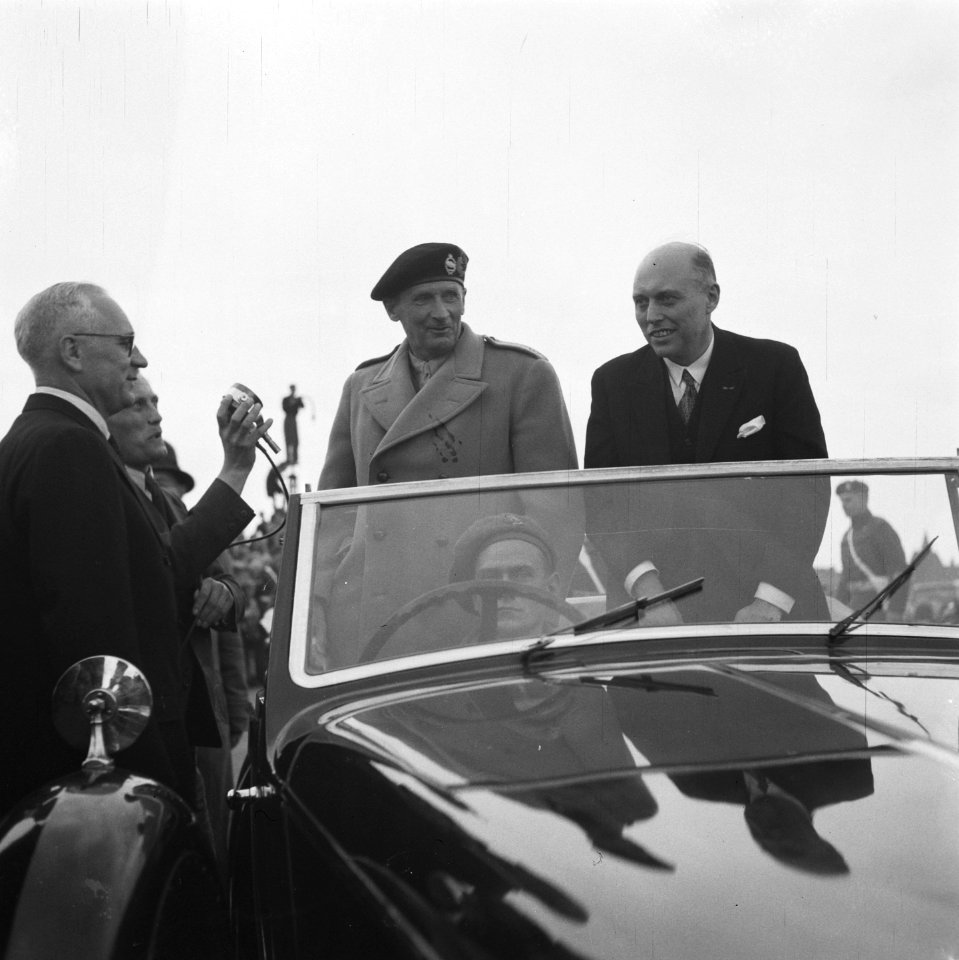 Bezoek van veldmaarschalk Montgomery aan Amsterdam. Naast hem in de auto ministe, Bestanddeelnr 900-6883