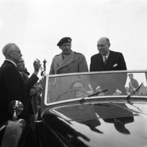Bezoek van veldmaarschalk Montgomery aan Amsterdam. Naast hem in de auto ministe, Bestanddeelnr 900-6883